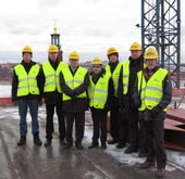 AG poserar p� �versta bj�lklaget i Stockholm Waterfront Building i centrala Stockholm