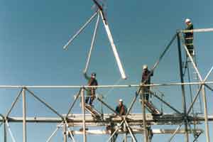 Erection of space trusswork in the roof of the Globe
